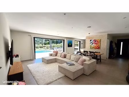 villa moderne au calme et dans les hauteurs