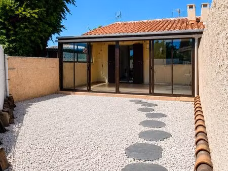 secteur pinède – maison t2 de 29 m² + véranda 20 m² + terrasses