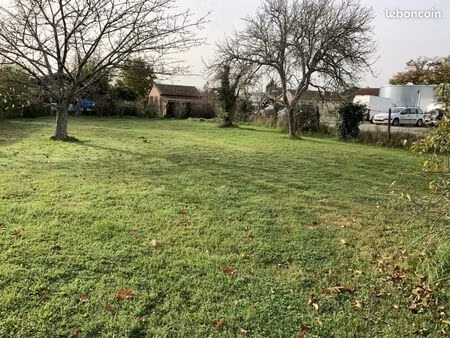 terrain 605 m² soussans