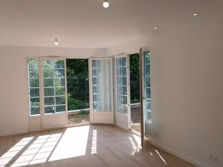 1er location. appartement 48m2 avec parking à 5 minutes à pied de la gare