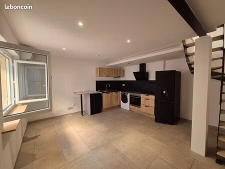 p2 aimargues 40 m2 centre ville  à l'année;