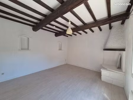 p2 aimargues 45 m2 centre ville  à l'année;