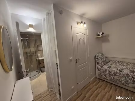 mini-studio avec balcon et cuisine partagée