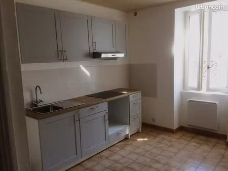 loue appart 102 m2 à besseges