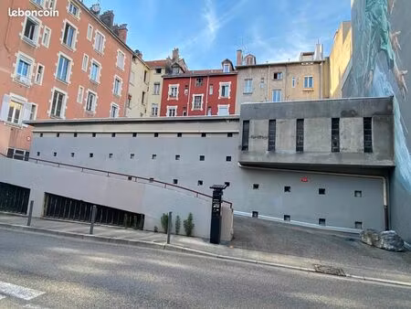 garage   box fermé sécurisé à vendre – hyper centre grenoble - 28000 euros