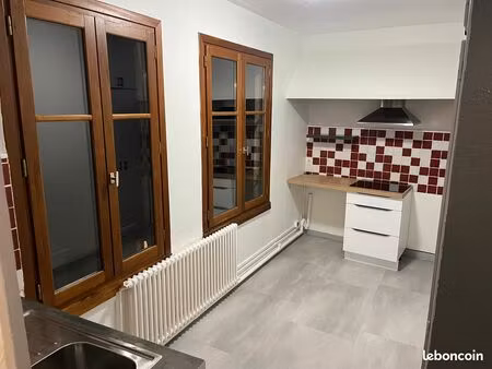 appartement t2 de charme 65m² - place nationale dole au pied de la collégiale