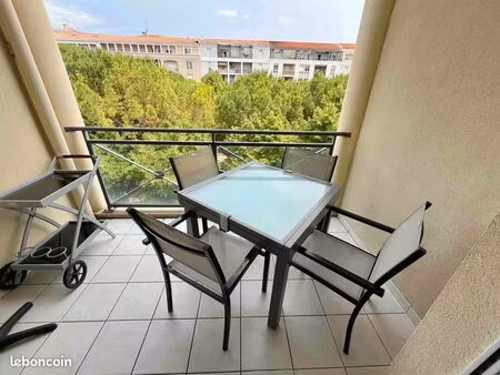 t2 lumineux avec balcon  garage et ascenseur – vue dégagée - montpellier (port marianne)