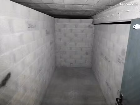 box de stockage ou garde-meubles grande capacité (20m3). accessible directement en voiture