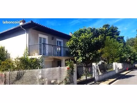 particulier vends villa 4 faces avec grand garage et terrain piscinable à vias
