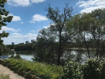 grand appartement à rafraichir / vue sur loire