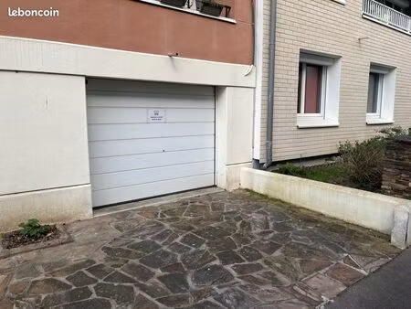 garage fermé dans rue calme proche proce/rond point de vannes