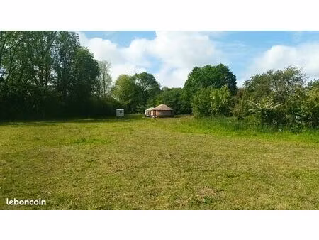 propose logement camping car ou emplacement véhicule aménagé contre participation à l'entr