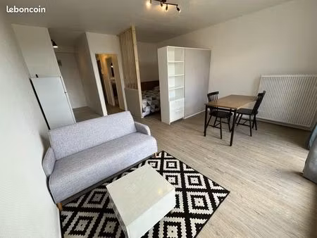 32 m2 meublé balcon - proche tram + refait à neuf - disponible immédiatement