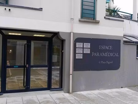 location 2 bureaux en bail professionnel à côté de la poste