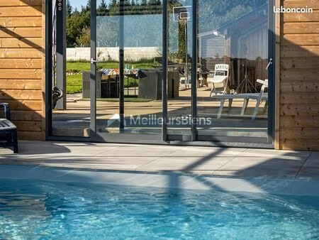 local 324 m²