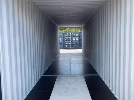 box / entrepôt / hangar / stockage sur un site clôturé et protégé à proximité de l'autorou