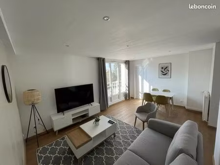 chambre lumineuse avec balcon dans appartement de standing