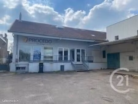local 617 m²