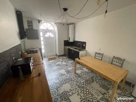 maison spacieuse et bien située dans le bourg de st-broladre