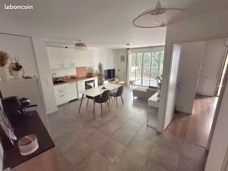 appartement t2 lumineux avec balcon et parking entre pessac et talence