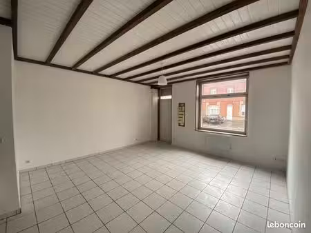 ? entierement refait a neuf appartement de 56 m² plain pied 2 chambres côté cour proche be