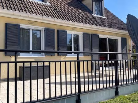 maison lumineuse au calme avec grand jardin