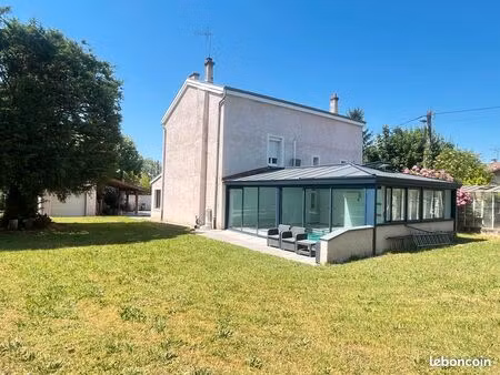maison avec piscine interieure et grand terrain