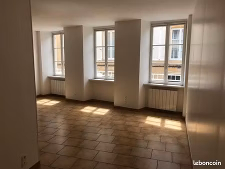 f1 43m² à langres proche mairie