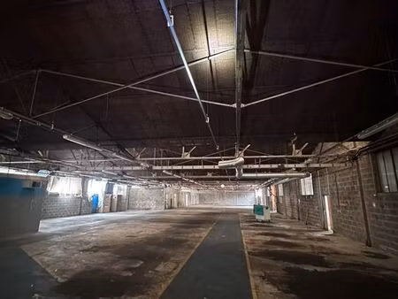 local 2000m2 à louer
