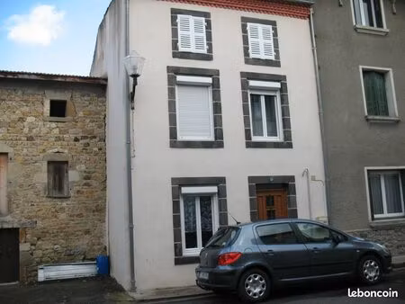maison avec cour à bouzel86m2  700