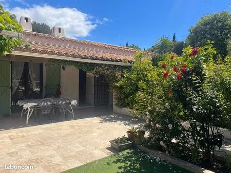 belle villa de plain-pied sur un terrain arboré de 976 m²