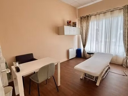 cabinet paramédical à partager - bureau avec table de massage