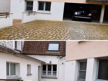 grande maison avec apparemment
