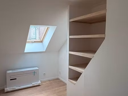 bel appartement rénové avec une chambre