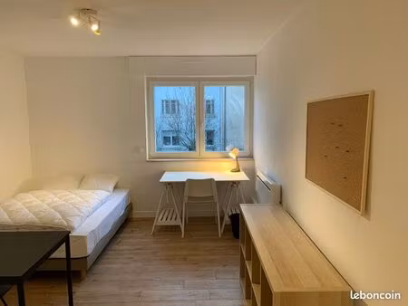 grand studio équipé refait à neuf dans résidence avec parking sécurisé