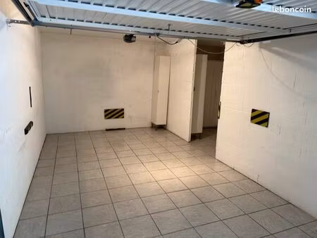 garage ferme sécurisé avec petit box de stockage
