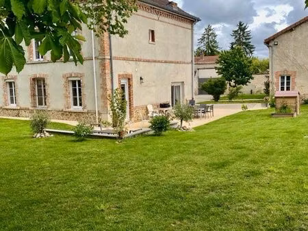 maison ancienne avec granges et jardin