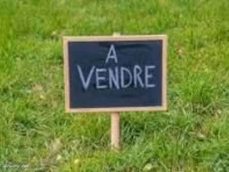 terrain 685 m² ares