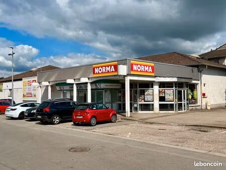 immeuble commercial loué de 950m2