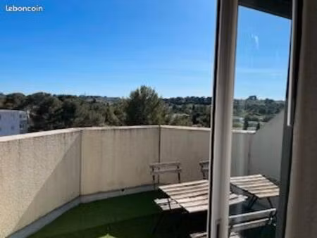 location studio 20m² meublé  avec grand balcon offrant une vue dégagée sur la ville
