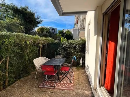 location t1 bis avec jardin et place de parking extérieure