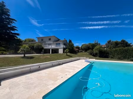 magnifique villa au bord du golf
