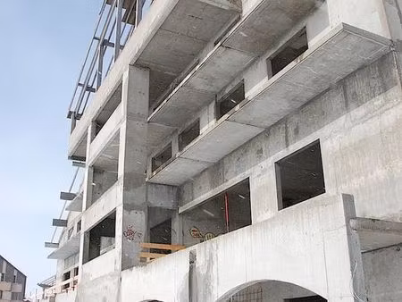 6 300 m² bâtis + 40 000 m² de terrain – 365 000 ht à 35 mn grenoble à 1500 m d'altitude