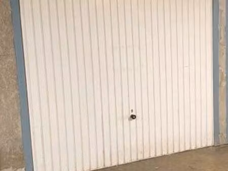 vend garage box fermé environ 28m2 et télécommande d'accès à la cours de la propriété