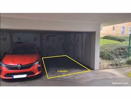 place de parking couverte avec anneau moto à vendre – strasbourg montagne verte