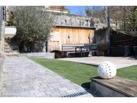 t2 loué meublé type maison de ville avec terrain