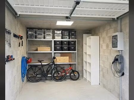garage avec borne de recharge électrique