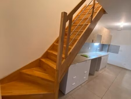 duplex 3 pièces dans maison - auvent - cour parking