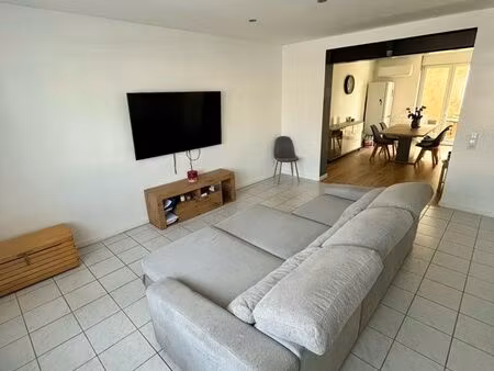 f2 68 m² entièrement rénové – entrée indépendante – cour privative