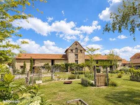 corps de ferme 3 200 m² – 15 min de reims – potentiel gîtes et locatif